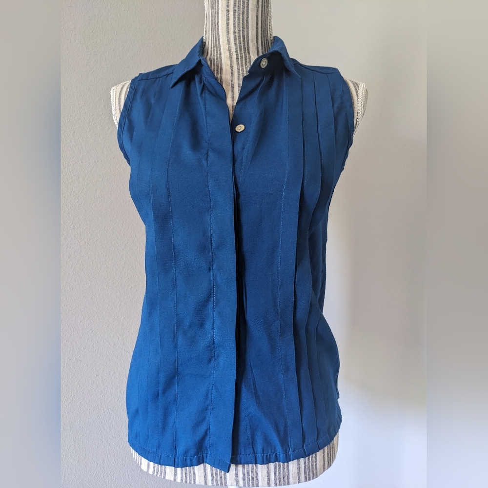 Pleated sleeveless blouse